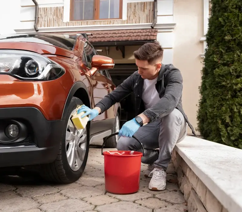 Lavage auto à domicile Duneau : professionnel intervenant sur un véhicule